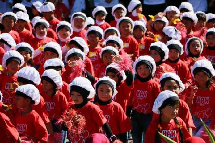 Ribuan pelajar Kota Batu ketika menarikan tari kolosal di pelataran Balai Kota Among Tani, Senin (22/7)