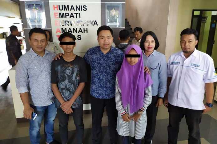 Kasat Reskrim Polres Malang Kota AKP Komang Yogi bersama dua anak yang diamankan. (deny rahmawan)
