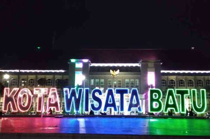 Kerlip warna warni lampu di ikon dengan tulisan Kota Wisata Batu di depan Balai Kota Among Tani (Foto: Ayun/MVoice)