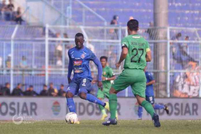 Makan Konate berusaha melewati pemain Bhayangkara FC. (dok. Liga 1)