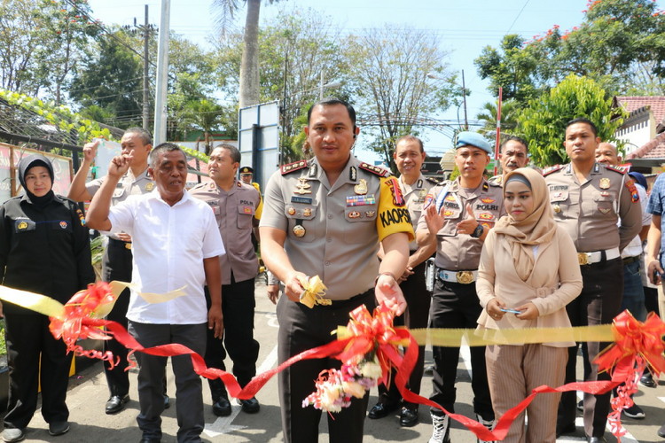 Kapolres Malang AKBP Yade Setiawan Ujung, saat meresmikan parkir gate. (Toski D)