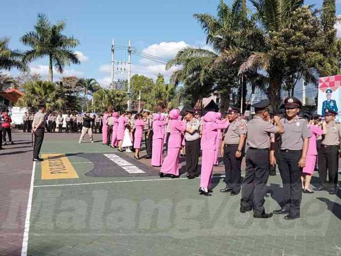 Penyematan pangkat baru oleh istri/Bhayangkari di HUT Bhayangkara ke 73 di halaman Polres Batu, Selasa (2/7)