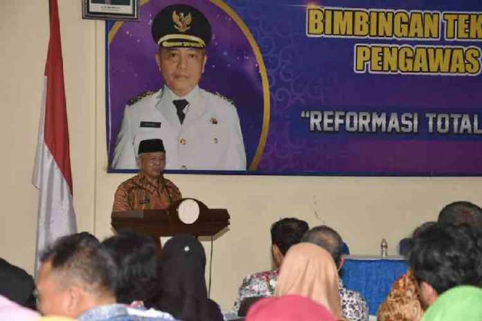 Plt Bupati Malang HM Sanusi saat membuka acara Bimtek Perkoperasian. (Toski D).