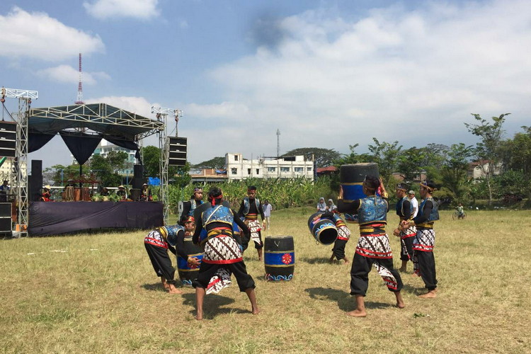 Kelompok seni Desa Torongrejo, Kota Batu saat menampilkan karyanya dalam Festival Olahraga Tradisional yang berlangsung di Lapangan Desa Beji, Minggu (14/7). (Foto: Ayun/MVoice).