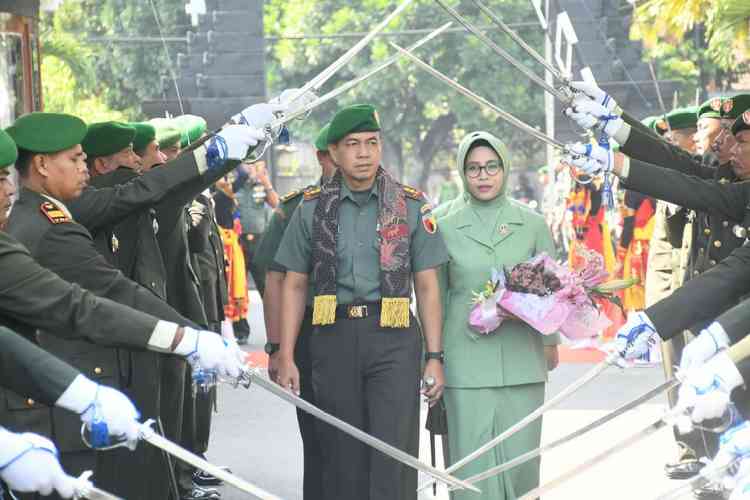 Prosesi upacara penerimaan Danrem 083/Bdj Kolonel Inf Zainuddin di Makorem 083/Bdj. (Istimewa)