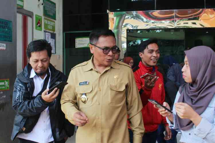 Wakil Wali Kota Malang Sofyan Edi Jarwoko usai menjenguk Seniman Budi Ayuga di IGD RS Saiful Anwar, Senin (29/7).