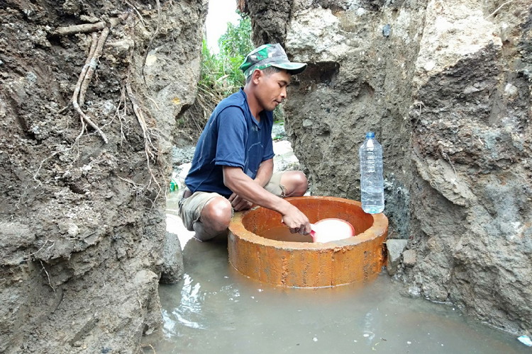 Warga saat mengambil sumber air hangat di Sumber Nyi Sindu Desa Sumberejo, Kota Batu (Foto: Ayun/MVoice)