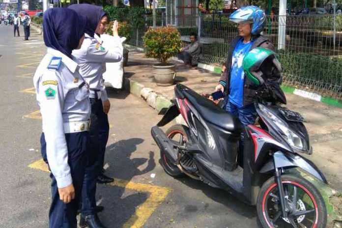 Tim Srikandi Dishub Kota Malang menertibkan pelanggar di Jalan Trunojoyo, Rabu (31/7). (Humas Pemkot Malang)