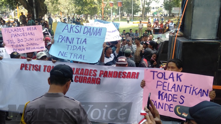 Kecewa, Warga Unjuk Rasa di Pelantikan Kades Terpilih Kabupaten Malang