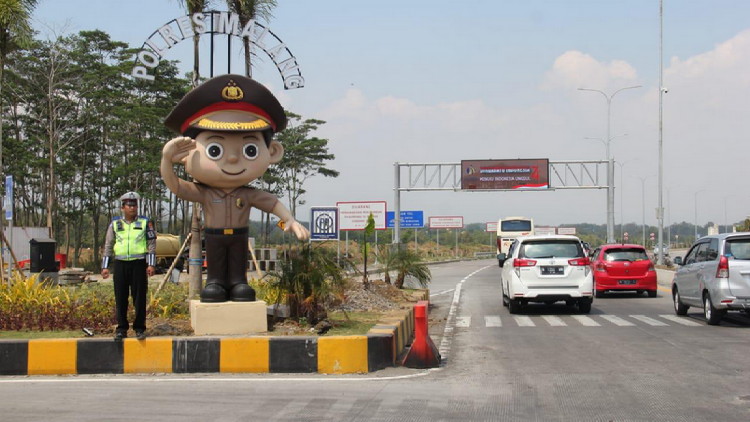 Patung Polisi Promoter Dipasang di Tol Mapan