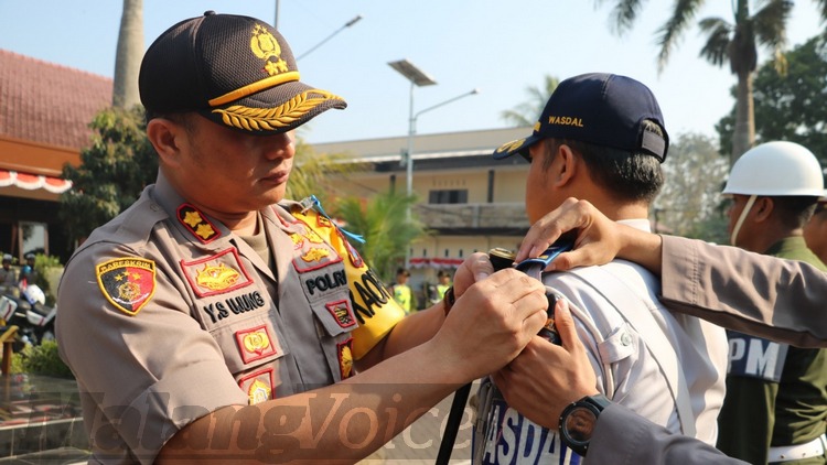 Kapolres Malang AKBP Yade Setiawan Ujung saat memeriksa kesiapan pasukan. (Toski D)