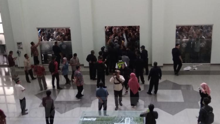Demo Tolak UKT Mahasiswa UIN Malang Ricuh