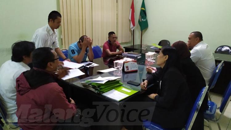 Musyawarah antara konsumen dan bos Bunga Property di kantor BPSK Kota Malang. (deny rahmawan)
