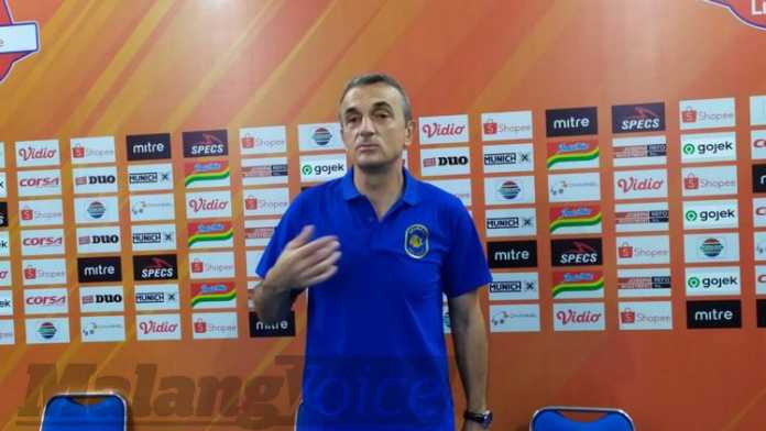 Pelatih Arema FC, Milomir Seslija. (deny rahmawan)