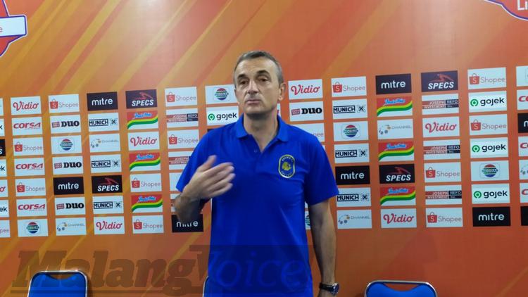 Pelatih Arema FC, Milomir Seslija. (deny rahmawan)