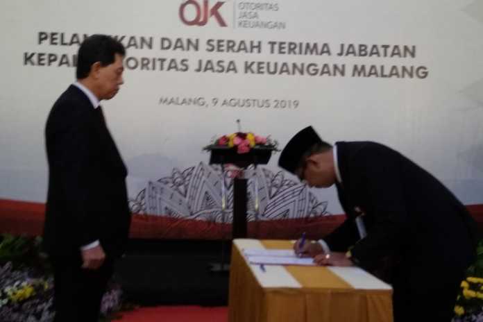 Penandatanganan serah terima jabatan Kepala OJK Malang, Sugiarto Kasmuri. (Lisdya Shellysaklidiyah)