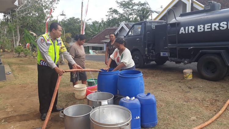 Bantu Kekeringan, Polres Malang Distribusikan Air Bersih di Empat Desa