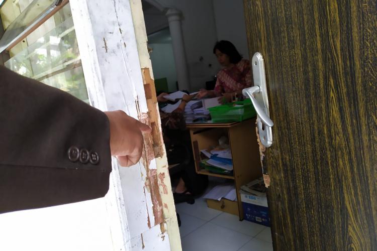 Pintu ruangan kantor Dinkes Kota Malang dirusak kawanan rampok. (deny rahmawan)