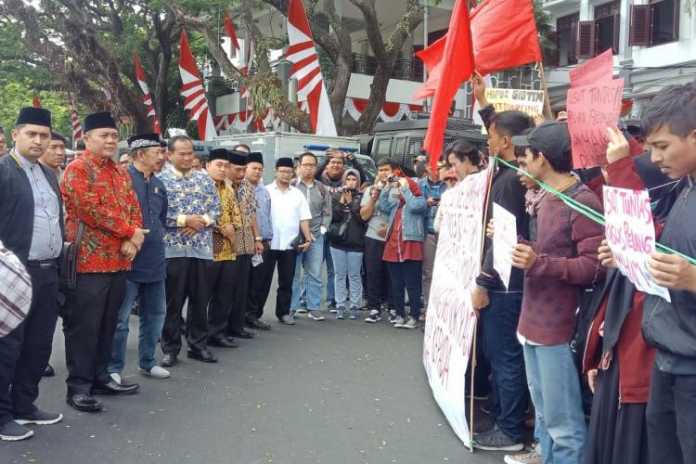 Suasana demonstrasi Aliansi Rakyat untuk Demokrasi di depan Balai Kota Malang, Senin (26/8). (Ordi)