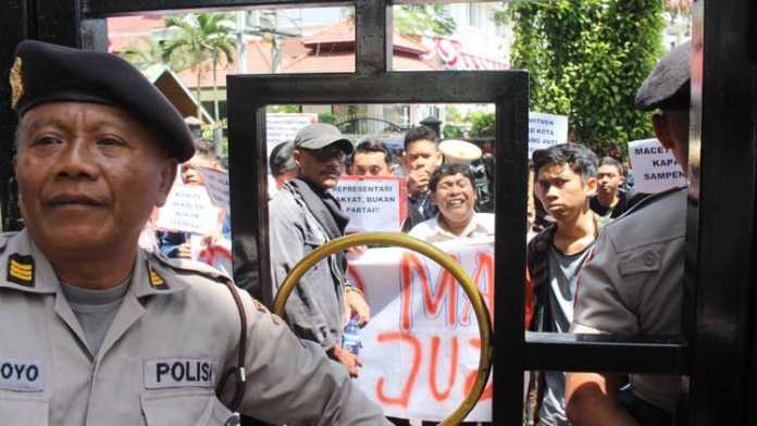 Suasana unjuk rasa di depan pintu gerbang DPRD Kota Malang, Sabtu (24/8). (Aziz Ramadani MVoice)