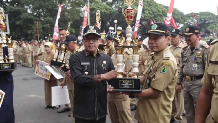 Wali Kota Malang Sutiaji menyerahkan piala Festival Kendaraan Hias 2019 di Balai Kota Malang, Senin (26/8). (Humas Pemkot Malang)