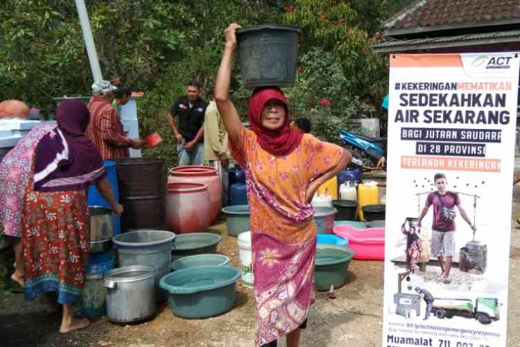 Bantuan air bersih ke warga terdampak kekeringan di Malang. (Istimewa)