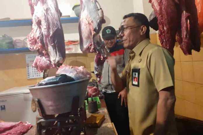 Plt Direktur PD RPH Kota Malang Ade Herawanto sidak di Pasar Besar Kota Malang, Selasa (6/8). (Aziz Ramadani MVoice)