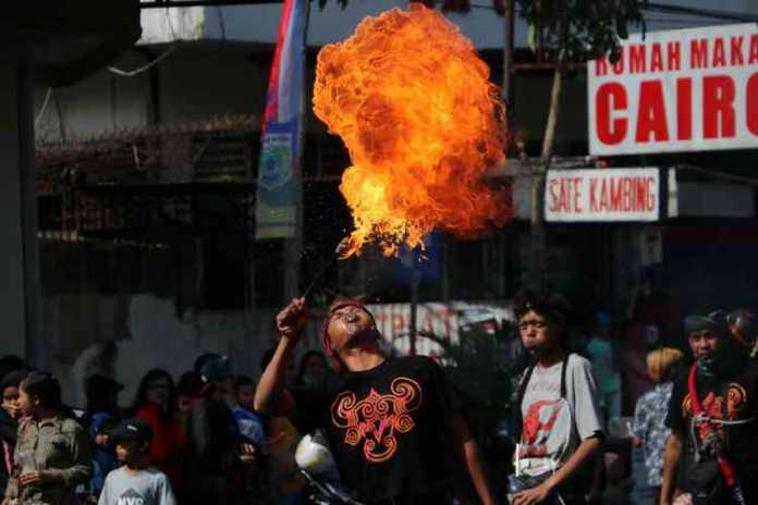 Pertunjukan bola api di finis depan Rumah Dinas Wali Kota Batu, Minggu (4/8). (Humas for MVoice)
