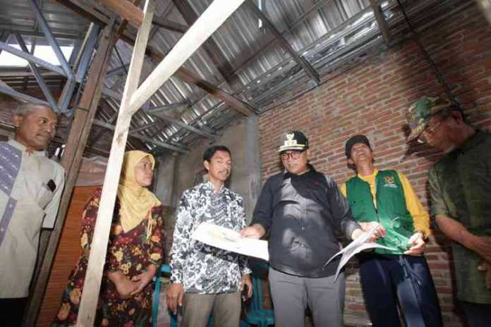 Wakil Wali Kota Malang Sofyan Edi Jarwoko meninjau program bedah rumah BAZNAS Kota Malang. (Humas Pemkot Malang)