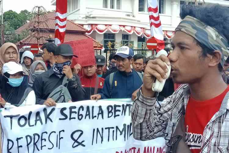 Suasana demonstrasi Aliansi Rakyat untuk Demokrasi atau ARD di depan Balai Kota Malang, Senin (26/8). (Ordi)
