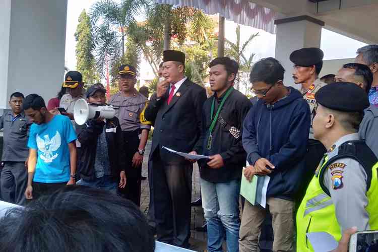 Ketua Sementara DPRD Kabupaten Malang Didik Gatot Subroto (Berpeci) saat menemui para mahasiswa. (Toski D)