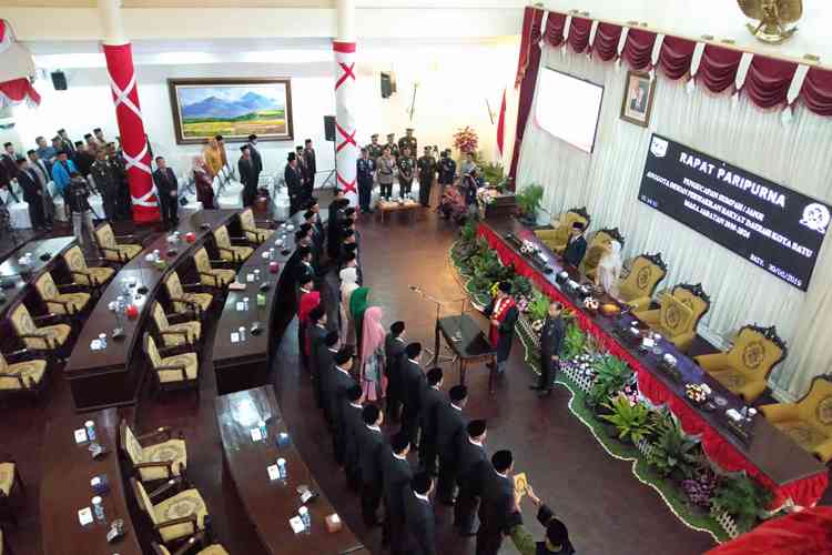 Pengambilan sumpah atau janji anggota DPRD Batu terpilih periode 2019-2024 dipimpin Wakil Pengadilan Negeri (PN) Kota Malang, Judi Prasetyo di Gedung Paripurna DPRD, Jumat (30/8). (Ayun MVoice)