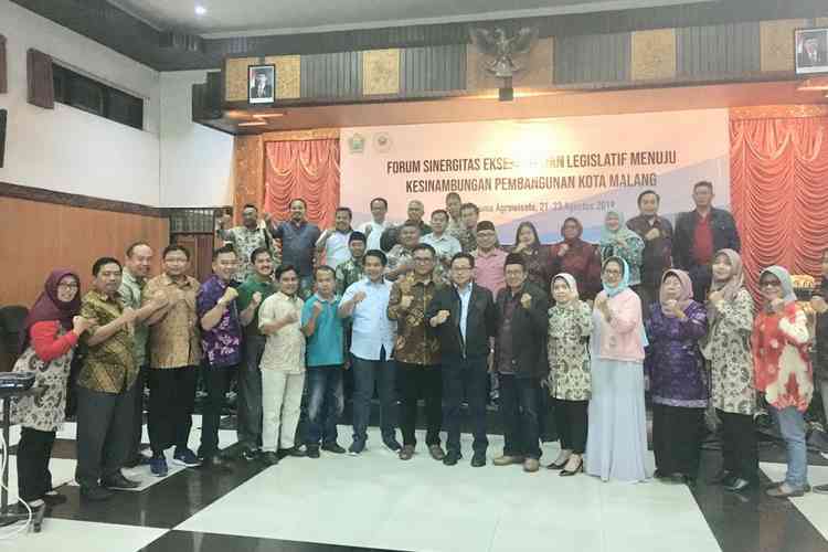 Wali Kota dan Wakil Wali Kota Malang Sutiaji - Sofyan Edi Jarwoko bersama anggota DPRD Kota Malang hasil PAW. (Humas Pemkot Malang).