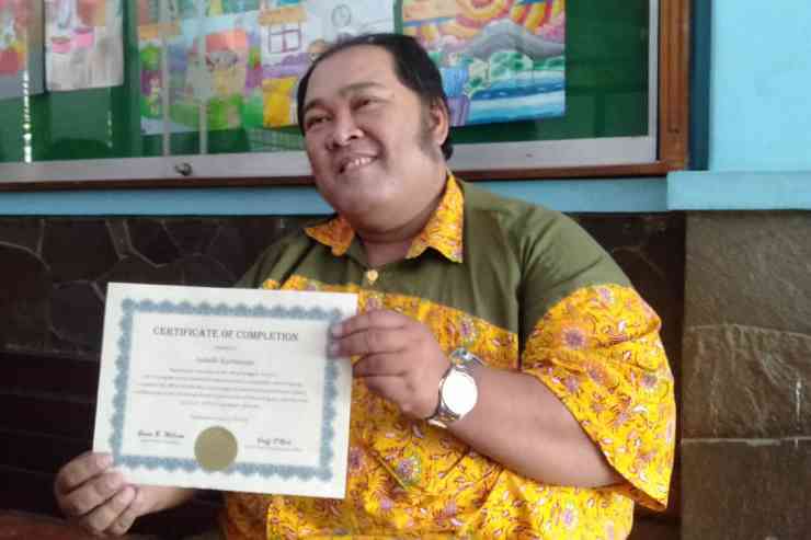 guru SBdP SDK Santa Maria II, Anthonius Boby A.R, saat menunjukkan Certificate Of Completion milik Isabelle Kiara Kurniawan. (Toski D).