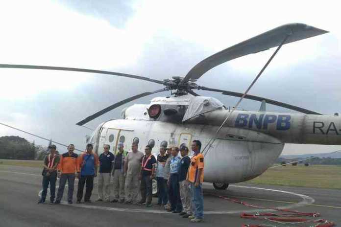 Helikopter MI-8 dari Pangkalanbun, Kalimantan Tengah yang disewa Badan Nasional Penanggulangan Bencana (BNPB) tiba di Landasan Undara Abdulracman Saleh, Malang, Jumat (2/8). (Foto: Dok. BPBD Kota Batu for MVoice)