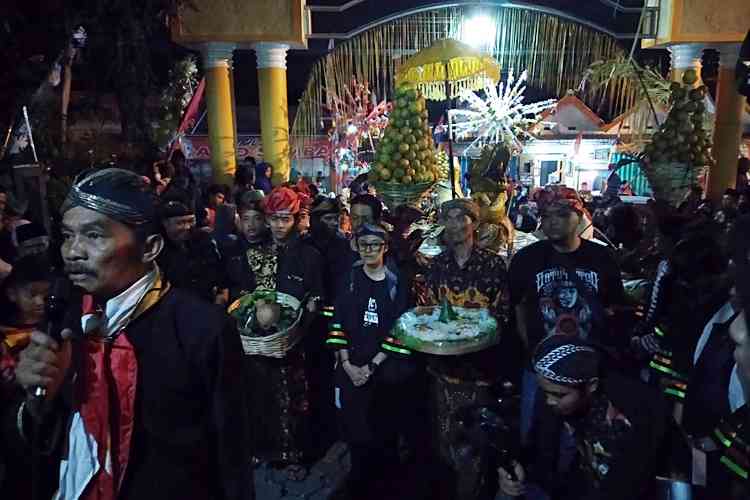 Warga mengarak Hulu Bekti ke Balai Desa Pesanggrahan. (Foto : Ayun/MalangVoice)