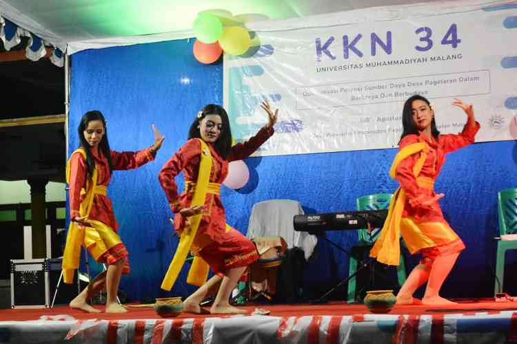 Gelaran pentas seni dalam rangka penutupan KKN Kelompok 34 UMM di Dusun Krajan Desa Pagelaran Kabupaten Malang. (KKN 34 UMM)