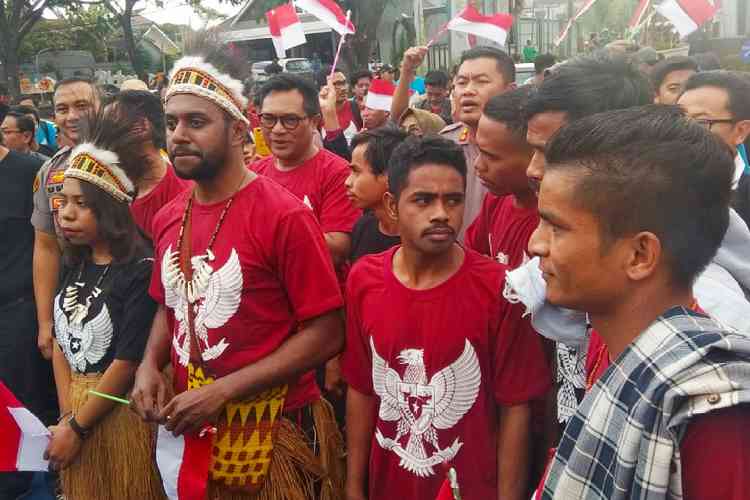 Mahasiswa asal Papua berpartisipasi di Simpang Balapan, Jumat (23/8). (Aziz Ramadani MVoice)
