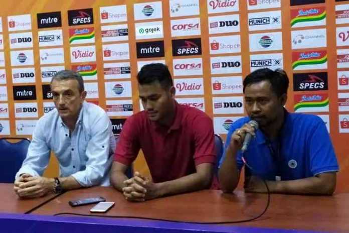 Milomir Seslija dan M Rafli usai pertandingan melawan Persebaya Surabaya. (deny rahmawan)