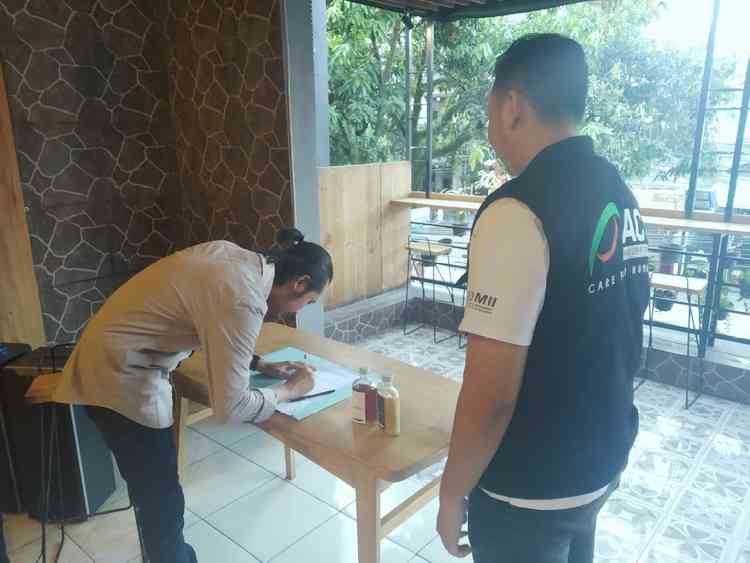 Penandatanganan kerja sama ACT Malang dan Makmur Cafe. (istimewa)