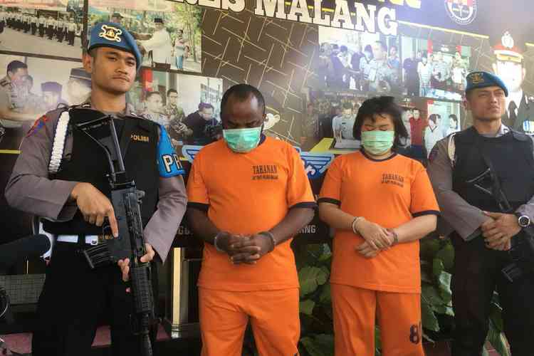 Kedua tersangka kasus penipuan Online (baju oranye) saat dirilis Polres Malang. (Istimewa/Humas).