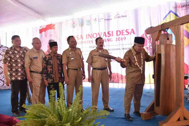 Plt Bupati Malang HM Sanusi saat akan memukul gong sebagi Tanda dibukanya acara Bursa Inovasi Desa (BID) Kluster 2 Kabupaten Malang 2019 di Rest Area JLB Bululawang. (Istimewa/Humas).