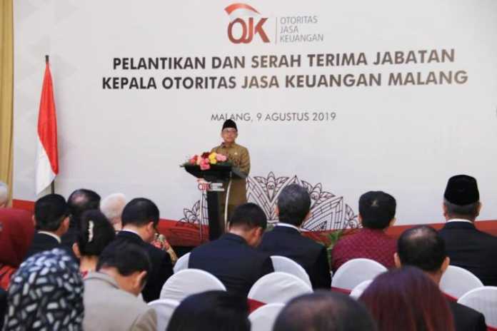 Wali Kota Malang Sutiaji menyampaikan sambutan pelantikan dan serah terima jabatan Kepala OJK Malang, Jumat (9/8). (Humas Pemkot Malang)
