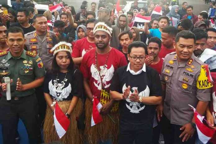 Ratusan mahasiswa lintas daerah bersama Forpimda Malang Raya dan tokoh masyarakat berbaur di Simpang Balapan, Jumat (23/8). (Aziz Ramadani MVoice)