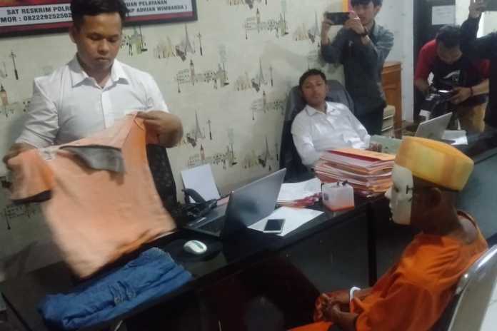 Tersangka, Supriyadi saat menjalani pemeriksaan di UPPA Sat-Reskrim Polres Malang. (Toski D).