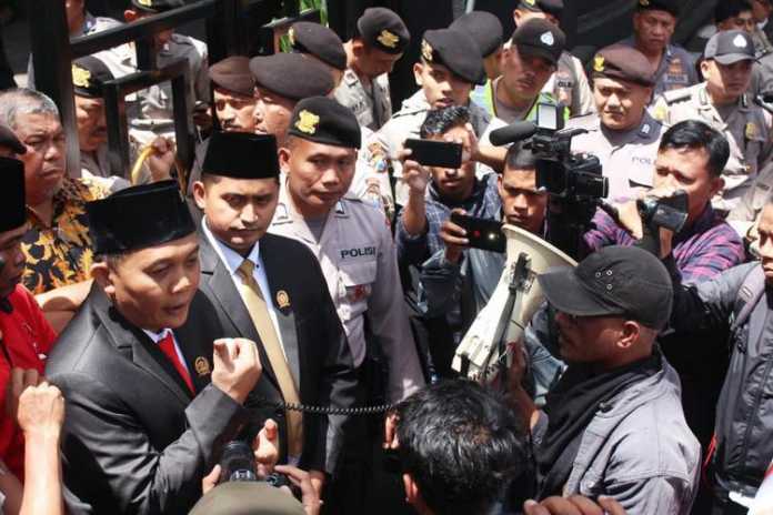 Ketua DPRD Kota Malang Sementara I Made Rian Diana dan anggota dewan lainnya bertemu masa aksi unjuk rasa di depan gedung DPRD kota Malang, Sabtu (24/8). (Aziz Ramadani MVoice)