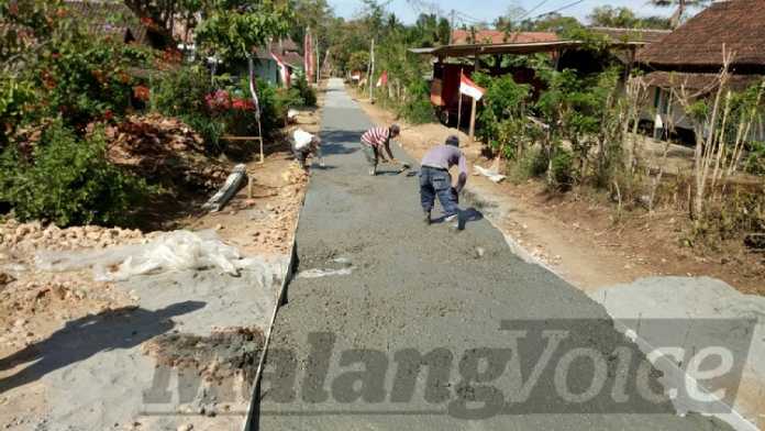 Salah satu paket pekerjaan Proyek pengecoran jalan di Kecamatan Kalipare. (Ilustrasi/Toski D)