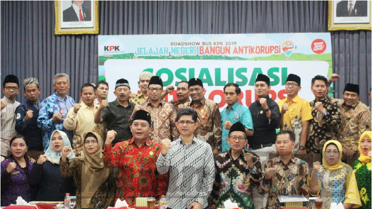 Wakil Ketua KPK Laode M Syarif foto bersama seluruh anggota DPRD Kota Malang usai sosialisasi antikorupsi, Jumat (6/9). (Aziz Ramadani MVoice)
