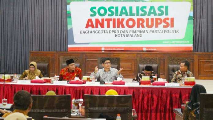 Wakil Ketua KPK Laode M Syarif berdiskusi dengan 45 anggota DPRD Kota Malang di ruang rapat paripurna, Jumat (6/9). (Aziz Ramadani MVoice)