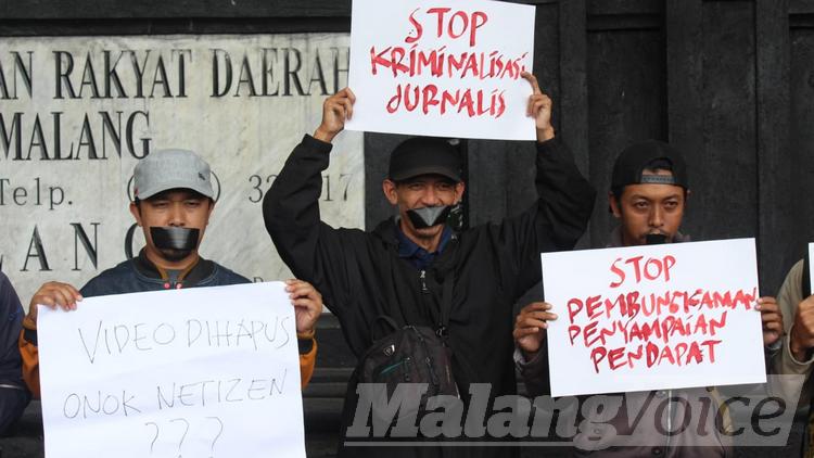 Aksi protes jurnalis Malang atas beberapa kasus kekerasan terhadap jurnalis di depan gedung DPRD Kota Malang, Jumat (27/9). (Aziz Ramadani MVoice)